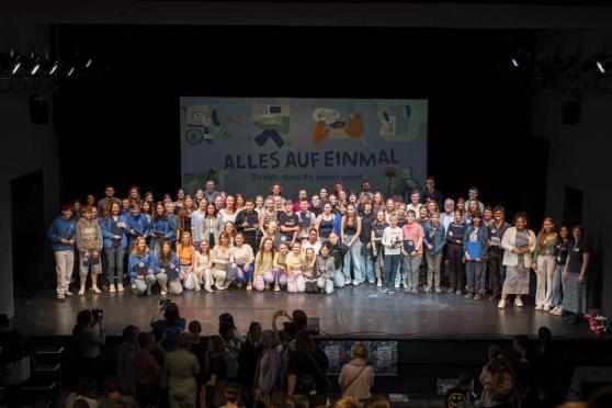 Bild zu Jugendkunstpreis ALLES AUF EINMAL verliehen