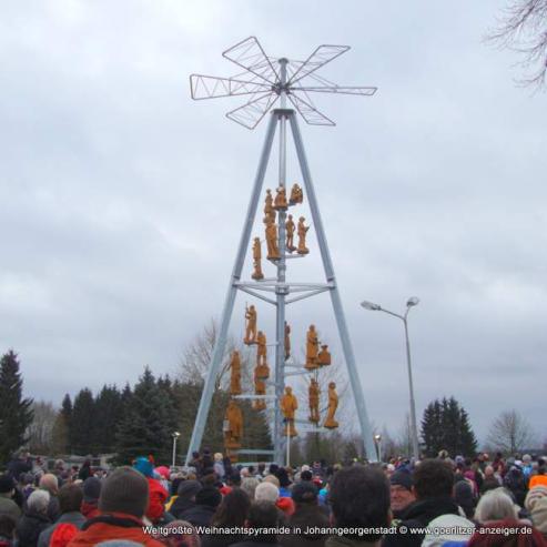 Bild zu Weltgrte Weihnachtspyramide angeschoben
