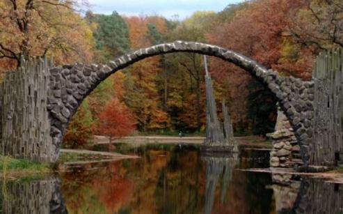 Bild zu Herbstzauber an der Rakotzbrcke