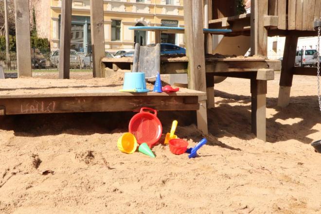 Bildtitel: Vielfältiges Spielzeug in Parks und auf Plätzen Bild zu Vielfältiges Spielzeug in Parks und auf Plätzen