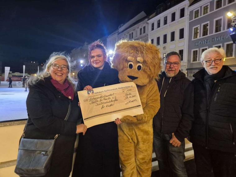 Bild zu Lions Club G�rlitz spendet 1500 Euro f�r Kinderfahrten auf Eisbahn