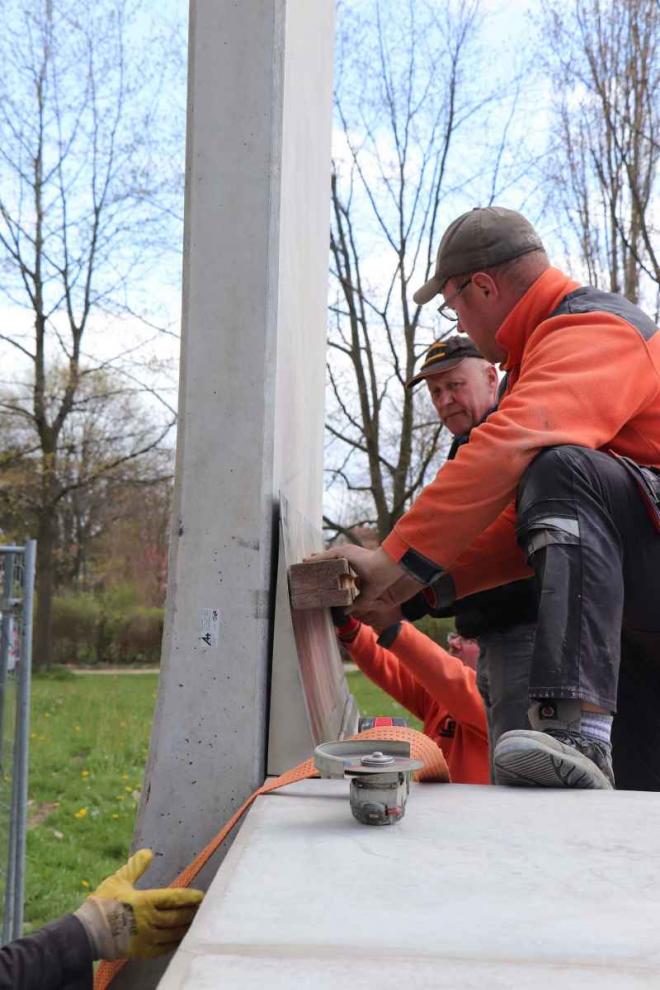 Bild zu  Nach dem Ausrichten der Fertigteile werden Anbauteile (Anfahrbleche, Coping) montiert