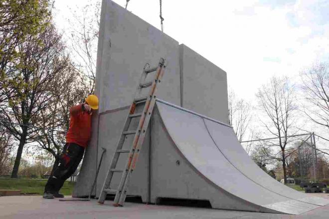 Bild zu  Die groe Wand (Wall) ist 4 Meter hoch und muss mithilfe eines Autokrans gesetzt werden.