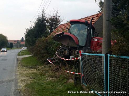 Bild zu Traktor rammt Haus und Baum