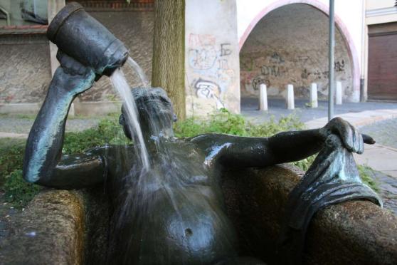 Bild zu Zecherpaar - Brunnen in Grlitz Opfer von Vandalismus und Diebstahl