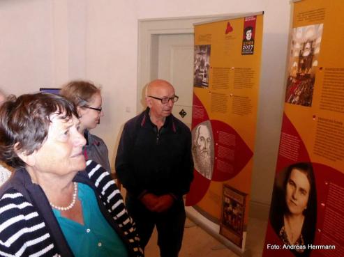 Bild zu Zinzendorfschloss zeigt Gesichter der Reformation 