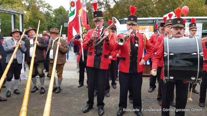 Zipfel-Orte prsentieren sich beim groen Brgerfest in Kiel