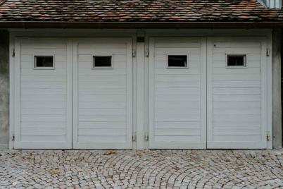 Bild zu Design und Bau einer Dreifachgarage aus Holz: Worauf man achten sollten