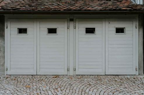 Bild zu Design und Bau einer Dreifachgarage aus Holz: Worauf man achten sollten