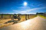 Bild zu Mobil am Urlaubsort: Warum viele Camper auf das Motorrad setzen