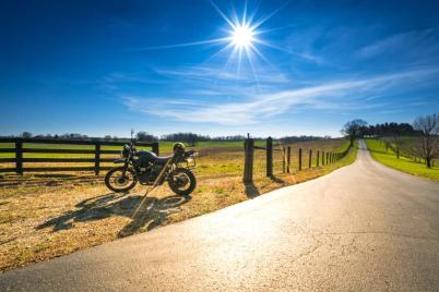 Bild zu Mobil am Urlaubsort: Warum viele Camper auf das Motorrad setzen
