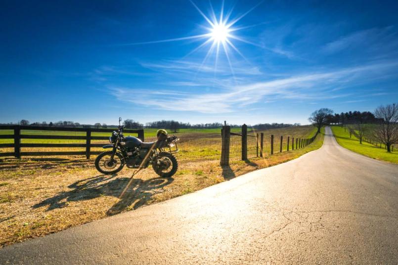 Bild zu Mobil am Urlaubsort: Warum viele Camper auf das Motorrad setzen