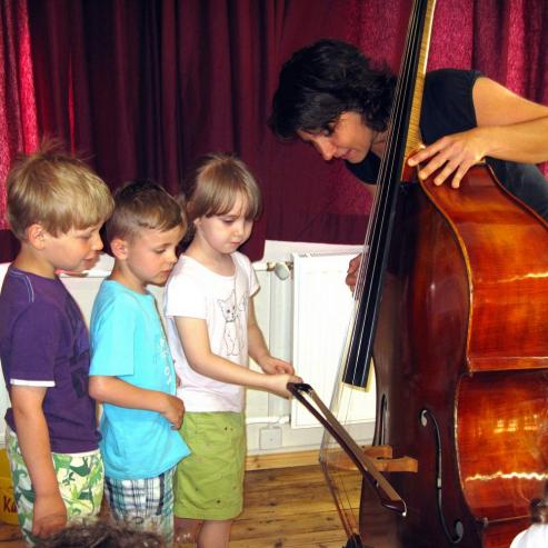 Bild zu Orchesterprobe mit Kindergartenkindern des Kinderhauses "Sonnenschein"