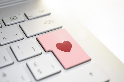 Bild zu Online-Dating: Welche Risiken und Gefahren birgt die virtuelle Partnersuche?