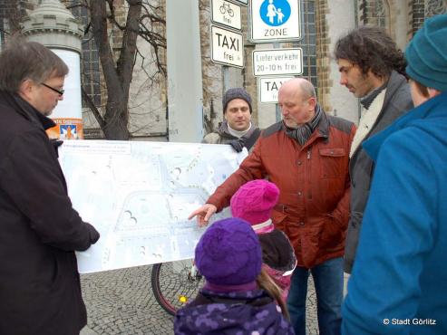 Bild zu Regieren durch spazieren: Erster Stadtteilspaziergang mit Familien